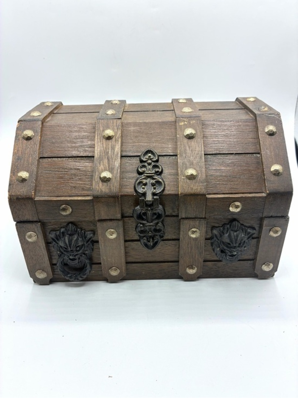 READ Vintage Mele Wooden Treasure Chest Jewelry Box Velvet Lined Lion Heads